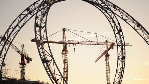 Baukräne hinter Achterbahnschienen