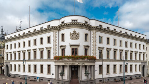 Schloss mit Eckportal und wehender Fahne