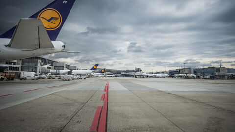 Blick auf den Betriebsbereich des Frankfurter Flughafens