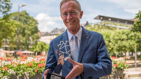 Herr StM Axel Wintermeyer mit Preis der Metropolregion