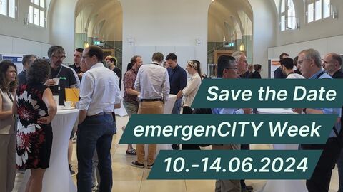 Menschen, die sich an Stehtischen während einer Veranstaltung unterhalten