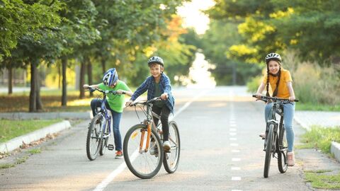 Kinder auf Fahrrädern