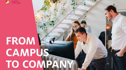 Veranstaltungsbanner zeigt junge Menschen, die zusammen interessiert am PC arbeiten