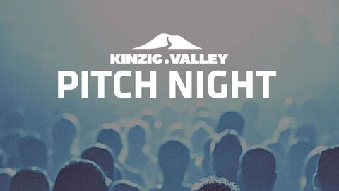 Veranstaltungsbanner zeigt Menschenmenge von hinten in dunkler Atmosphäre