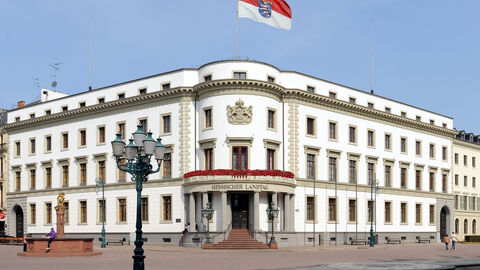 Das Gebäude Schloss Hermann Heibel, der Sitz des Hessischen Landtags.
